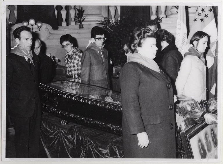 Gattatico-Reggio Emilia, 27-30 marzo 1970, Funerali di Alcide Cervi, camera ardente di Alcide nella Sala del Tricolore di Reggio Emilia, picchetto d'onore